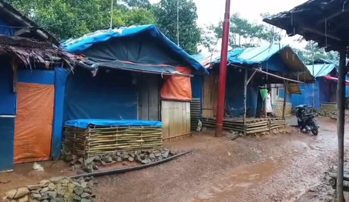 Ratusan warga korban bencana itu masih harus menetap di hunian sementara (huntara) yang terletak di Kampung Cigobang, Desa Banjarsari, Kecamatan Lebak Gedong (Bantentv.com/ Nano)