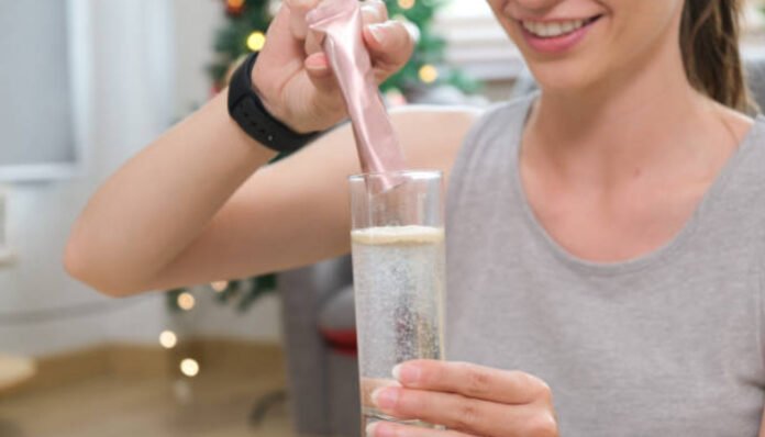 Ilustrasi seseorang meminum kolagen (Foto/iStockphoto)