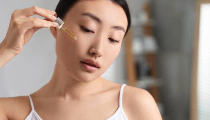 Ilustrasi Seseorang Memakai Serum (Foto/iStockphoto)