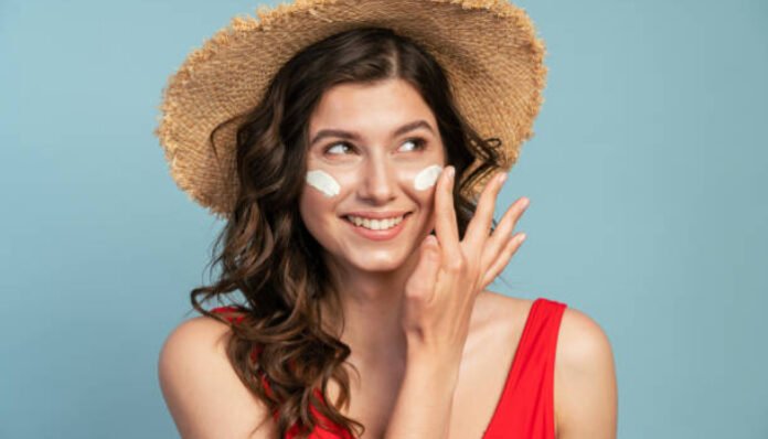 Ilustrasi wanita memakai sunscreen (Foto/iStockphoto)