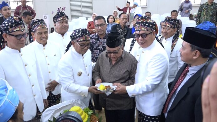 Tryana Syamun terima potongan tumpeng pertama dari Gubernur Banten Andra Soni.