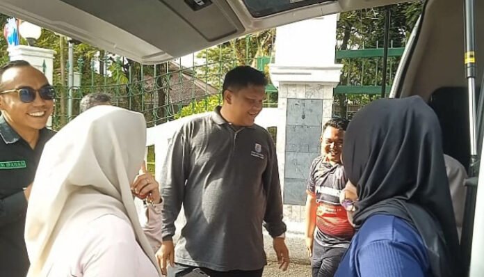 Plt. kepala dinas kesehatan lebak saat meninjau pelayanan cek kesehatan gratis( CKG) Minggu, 9 November 2025.