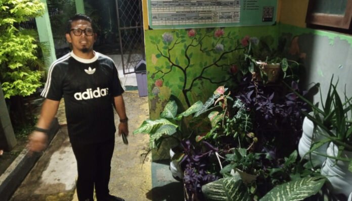 Kepala Dinas Pendidikan dan Kebudayaan (Disdikbud) Kota Serang, Ahmad Nuri saat sidak malam ke SDN Cipocok Jaya 2.