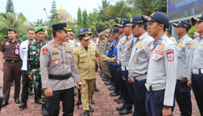 Kapolres Lebak bersama Forkompinda Lebak melakukan pengecekan personil dan peralatan