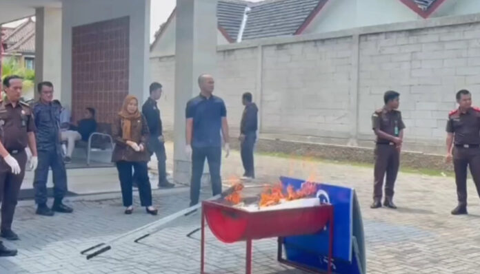 Kejari Cilegon Musnahkan Barang Bukti Dari 32 Perkara