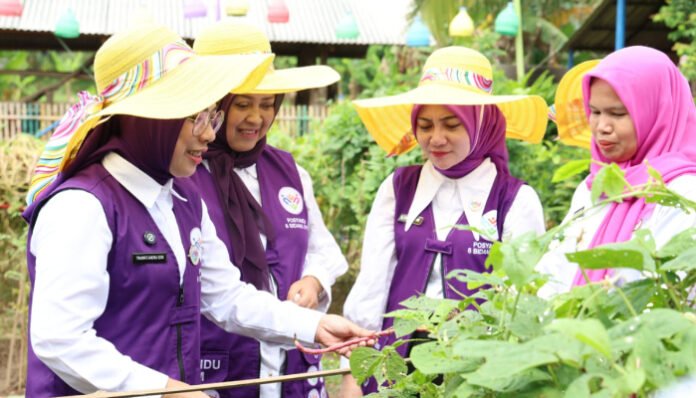 Ketua Tim Pembina (TP) Posyandu Provinsi Banten Tinawati Andra Soni memperkenalkan seragam resmi Posyandu