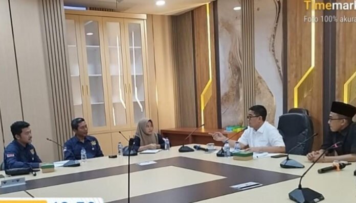 Ketua dan Sekretaris Komisi I DPRD Banten saat menerima audiensi DPD Relawan Kemanusiaan PKPO Provinsi Banten di Ruang Komisi I DPRD Banten.