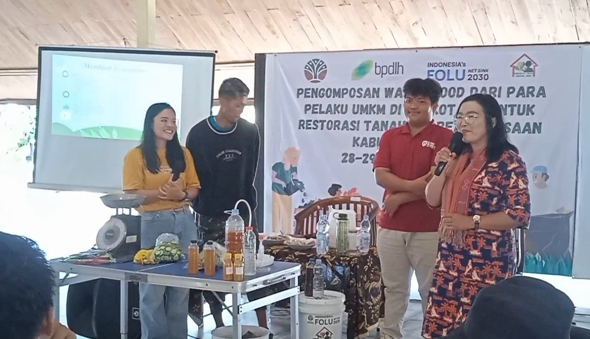Komunitas Urban Farming Lebak menggelar kegiatan pengomposan waste food bersama para pelaku UMKM pada Jumat, 28 November 2025 (Bantentv.com/ Nano)