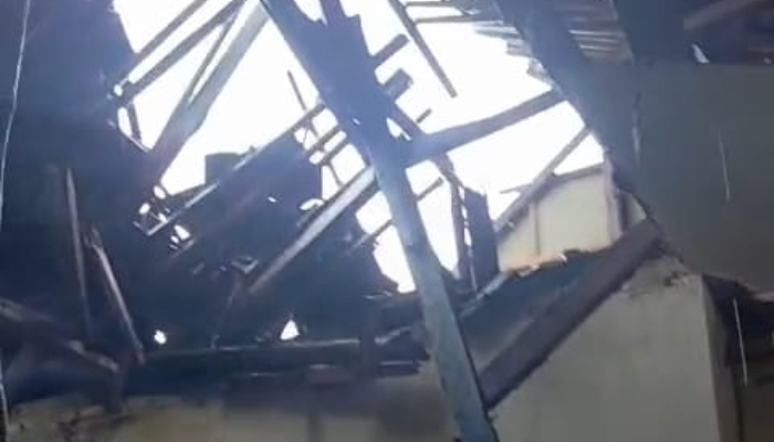 Kondisi atap rumah warga yang ambruk
