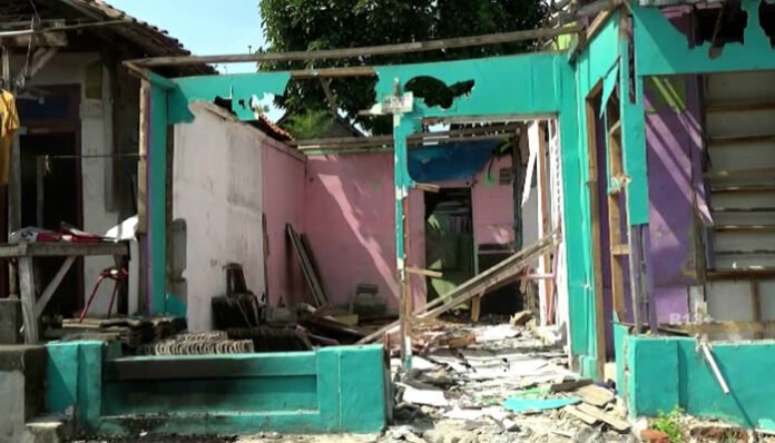 Kondisi rumah warga Sukadana yang telah dibongkar