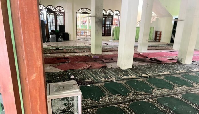 Ledakan di Masjid SMAN 72 Jakarta lukai 8 orang.
