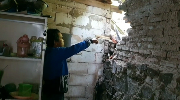 Dua rumah warga di Kelurahan Merak, Kota Cilegon, mengalami kerusakan akibat tertimpa material batu yang jatuh dari tebing (Bantentv.com/ Ali)