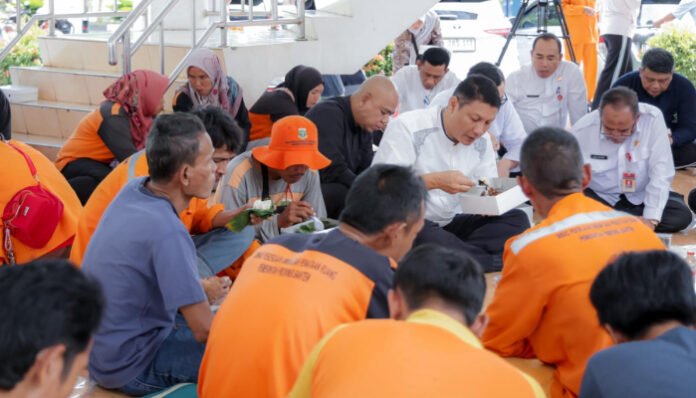 Sekda Banten Deden Apriandhi, bersama jajaran DWP Provinsi Banten, makan bersama dengan Pasukan Oranye di Lapangan Pancaniti, KP3B, Curug, Kota Serang.