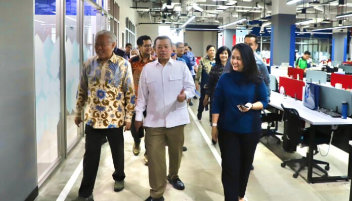 Menteri ATR/BPN Nusron Wahid saat berkunjung ke B Universe, Banten, Kamis, 6 november 2025.