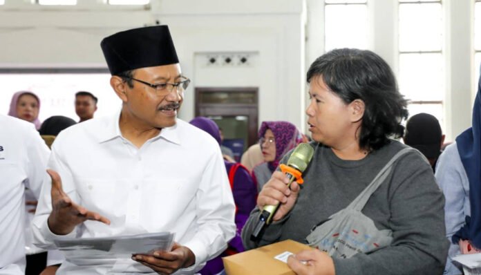 Menteri Sosial Saifullah Yusuf berbincang dengan warga penerima BLTS Kesra 2025.