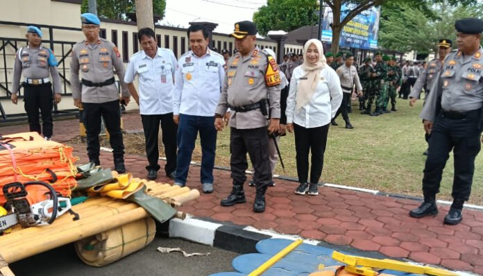 Kapolres Serang AKBP Condro Sasongko memeriksa peralatan tanggap bencana, usai apel kesiapan tanggap darurat bencana, rabu, 5 November 2025.