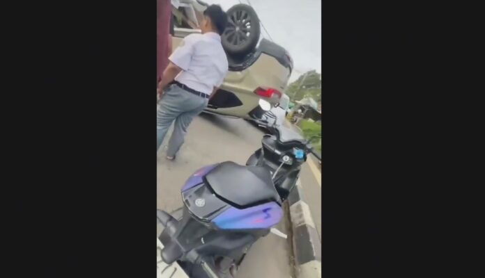 Polisi masih melakukan penyelidikan terhadap kecelakaan mobil Honda HR-V yang terbalik di Jalan KH Sochari, Kota Serang (Bantentv.com/ Imron)