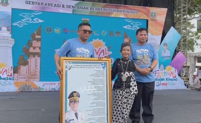 Aulia Rachmawati, peserta dari salah satu Sekolah Khusus di Tangerang Selatan, tampil membacakan puisi langsung di depan Gubernur Banten (Bantentv.com/ Hendra)