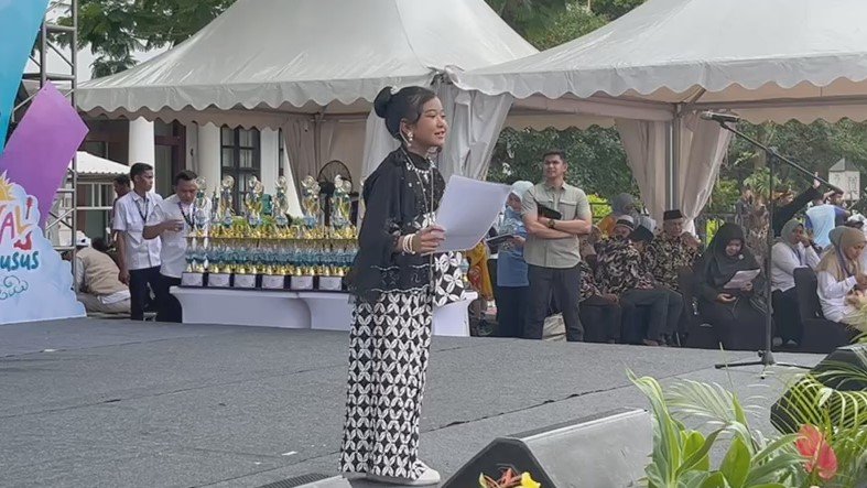 Aulia Rachmawati, peserta dari salah satu Sekolah Khusus di Tangerang Selatan, tampil membacakan puisi langsung di depan Gubernur Banten (Bantentv.com/ Hendra)