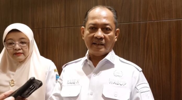 Wakil Bupati Serang, Najib Hamas, mengimbau seluruh pelaku usaha untuk segera melakukan mutasi plat kendaraan luar daerah menjadi plat A (Bantentv.com/ Riki)