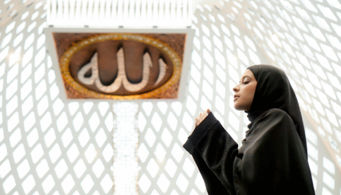 Jadwal salat. Ilustrasi seseorang sedang berdoa (Pexels)