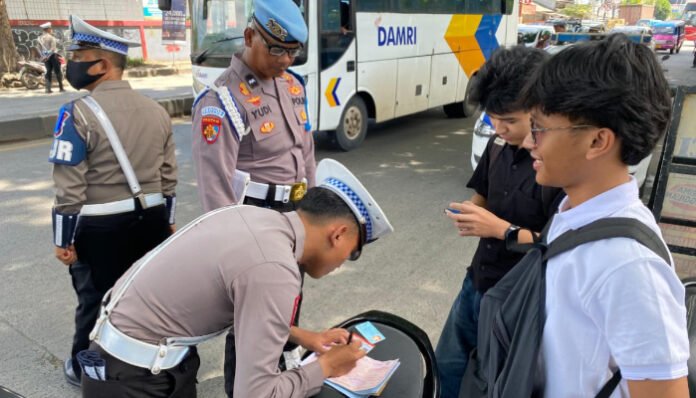 Pengendara Melanggar Ditertibkan Ditlantas Polda Banten Saat Operasi Zebra Maung 2025, Senin, 17 November 2025.