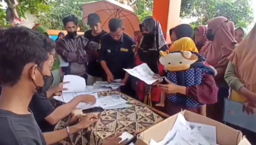 Warga Program Keluarga Harapan (PKH) saat menerima bantuan (Bantentv.com/ Ali)