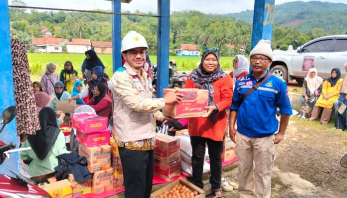 PLN Pulihkan Listrik dan Salurkan Bantuan Banjir di Majenang