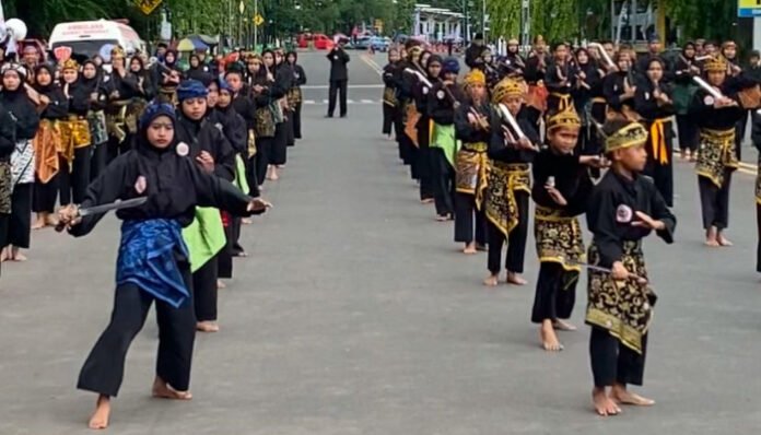 Para pendekar cilik saat pencak silat serentak (Foto/bantentv.com)