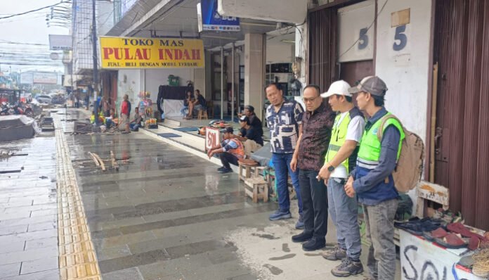 Kepala Dinas Pekerjaan Umum dan Penataan Ruang (DPUPR) Kota Serang, Iwan Sunardi saat melakukan pengawasan pedestrian Royal, Kamis, 13 November 2025.