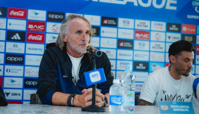 Pelatih Dewa United, Jan Olde Riekerink didampingi Stefano Lilipaly dalam sesi pre-match press conference di, Dewa United Tangerang, Jumat, 28 November 2025.