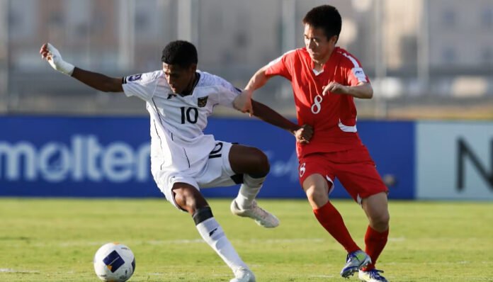 Pemain Timnas Indonesia U-17 Fadly Alberto saat berduel dengan pemain lawan.