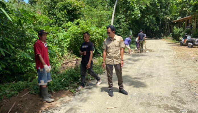 Suasana pembangunan jalan