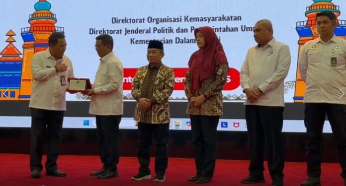 Gubernur Banten Andra Soni hadiri rapat koordinasi tim terpadu nasional pengawasan organisasi kemasyarakatan, Rabu, 5 November 2025.