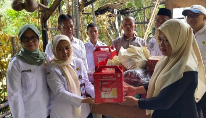 Pemkab Serang bantu korban kebakaran di Kampung Cidokdok, Desa Mekarbaru, Kecamatan Petir, Rabu, 12 November 2025.