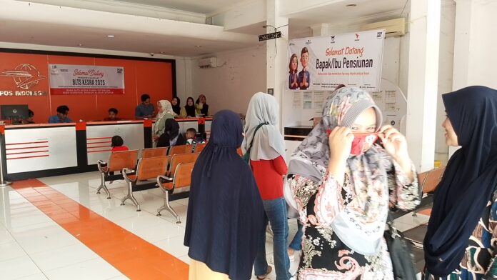 Sejumlah warga Pandeglang tengah mengantri penyaluran bantuan langsung sementara kesejahteraan masyarakat (BLTS Kesra) di kantor pos.