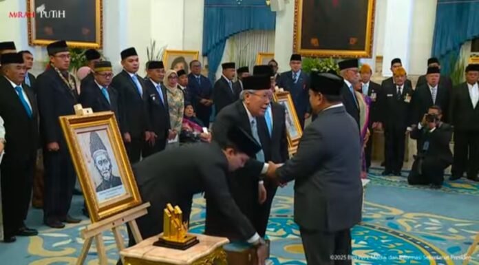 Presiden Republik Indonesia, Prabowo Subianto, memberikan penghargaan gelar Pahlawan Nasional kepada sepuluh tokoh bangsa.