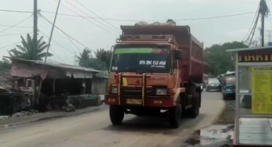 DPRD meminta pengusaha untuk mematuhi Keputusan Gubernur untuk melakukan pembatasan jam operasional truk tambang (Bantentv.com/ Hendra)