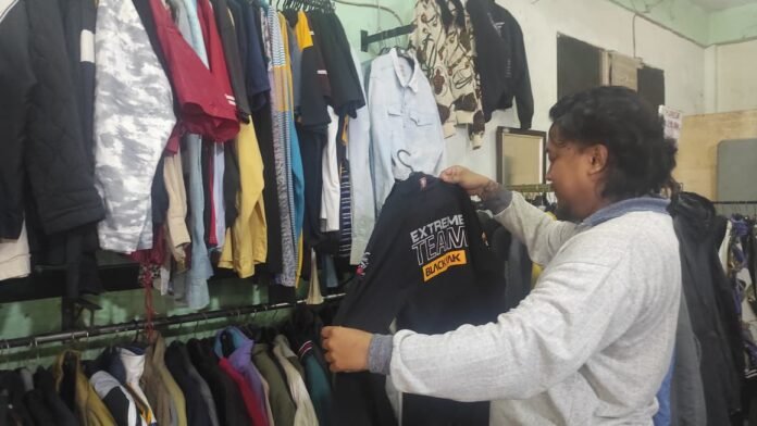 Kisah Fikar, Pemuda Cilegon yang Bertahan Menjalankan Usaha Thrifting di Tengah Aturan Ketat