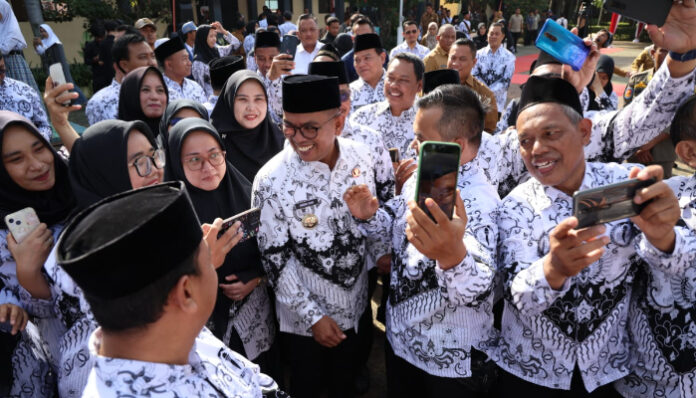 Gubernur Banten Andra Soni berinteraksi dengan para guru usai Upacara Hari Guru Nasional 2025 di SMKN 2 Kota Tangerang, Selasa, 25 November 2025.