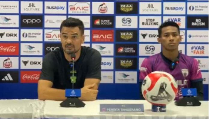 Pelatih Persita Tangerang, Carlos Pena didampingi M. Toha dalam sesi pre-match press conference di, Banten International Stadium, Kota Serang, Jumat, 28 November 2025.