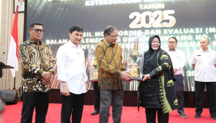 Direktur Perumdam Pandeglang, Euis Yuningsih menerima Penghargaan sebagai Juara Umum Anugerah Keterbukaan Informasi Publik BUMD se-Provinsi Banten Tahun 2025.