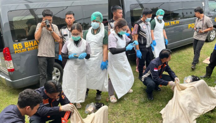 Anggota Polsek Ciruas dan Tim Forensik RS Bhayangkara sedang mengidentifikasi Jasad Raseli.