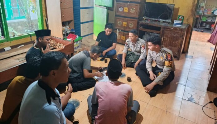 Anggota Polsek Pontang memintai keterangan dari para saksi.