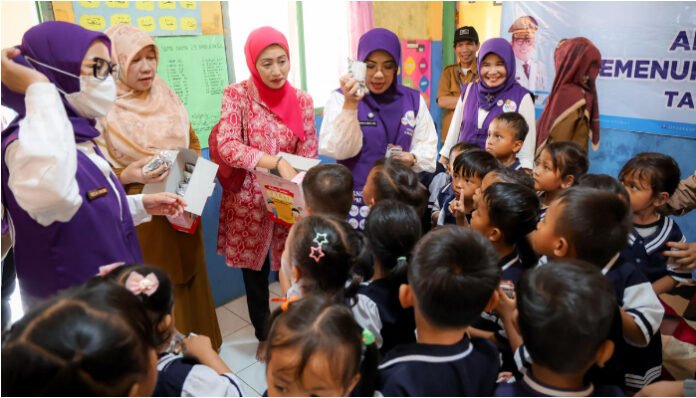Ketua Tim Pembina Posyandu Provinsi Banten Tinawati saat melakukan kunjungan lapangan posyandu 6 SPM di Kantor Desa Sumur Bandung, Kecamatan Cikulur, Kabupaten Lebak.