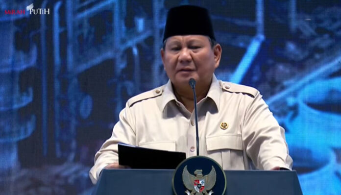 Presiden Republik Indonesia Prabowo Subianto menyampaikan sambutan saat meresmikan pabrik Lotte Chemical Indonesia, di Kota Cilegon, Banten, Kamis (6/11).