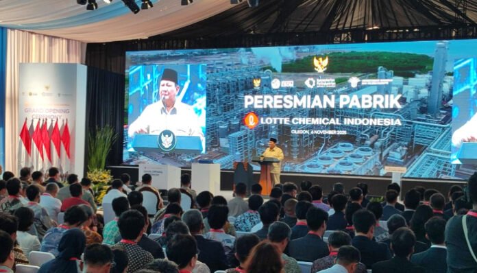 PT Lotte Chemical Indonesia diproyeksikan dapat menciptakan nilai ekonomi hingga USD 2 miliar per tahun.