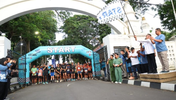 Gubernur Banten Andra Soni melepas peserta Fun Run Kita Indonesia RRI Fest 2025 di Gedung Negara Provinsi Banten, Kota Serang.