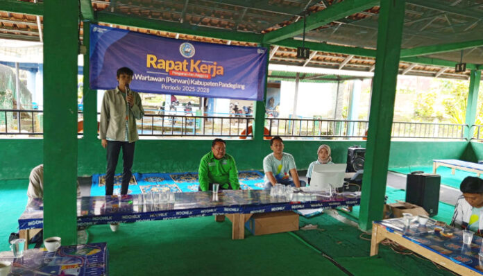 Suasana Raker Pokja Wartawan (Porwan) Pandeglang yang di gelar di Aula Cas Water Park Cikole, Pandeglang, Sabtu, 8 November 2025.