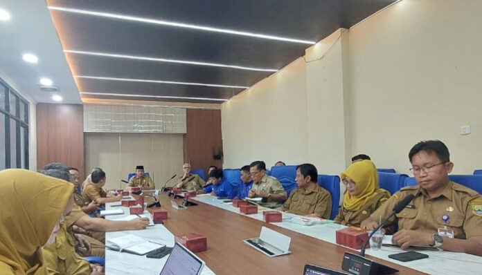 Suasana rapat tindak lanjut pengelolaan Situ Rawa Arum bersama sejumlah OPD, Selasa, 4 November 2025.